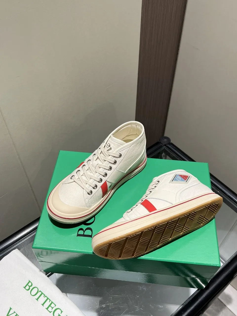 p540🐮🐮Bottega Veneta BV's latest Eliot series, retro basketball shoes, casual sports canvas shoes, become gods when they are launched! [Celebration] [Celebration] A 1:1 copy of the original version, [Fireworks] original material, [Fireworks] original color system, inspired by retro basketball sneakers, the color combination highlights youthful vitality, and perfectly interprets the theme of youth and childlike innocence. The details are also very particular. The summer canvas brings excellent durability and comfort. Designs such as calfskin trim, rubber toe caps and hand-painted retro red lines are full of retro feel. The round toe and convex sole add a modern feel and are suitable for various styles. Easily create a fashionable atmosphere. The upper foot is the focus...can be worn as a couple's shoes...each shoe has more taste and attitude! Fabric: Original customized high-density canvas + cowhide Lining: Original customized breathable canvas Insole: movable latex cowhide insole. Sole: original molded non-slip and wear-resistant TPU material. Sole thickness: 3cm. Size: women's size 35#-40#, men's size 39#-45#.